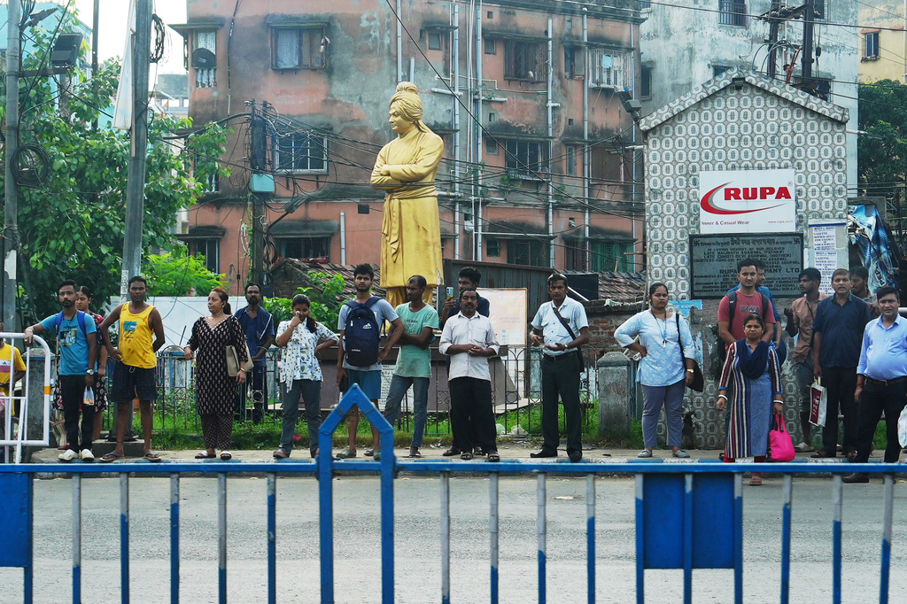People wait by the side of the road to watch the cavalcade of United States Secretary of State Marco Rubio pass in Kolkata, India, Saturday, May 23, 2026. (AP Photo/Julia Demaree Nikhinson, Pool)