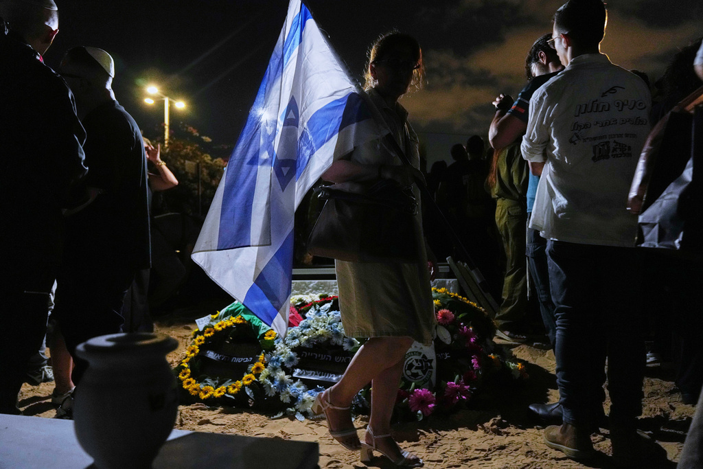 Mourners attend the funeral of slain hostage Eitan Levi after his body was returned from Gaza as part of a ceasefire agreement between Israel and Hamas at Bat Yam cemetery in Holon, Israel, Thursday, Oct. 16, 2025. (AP Photo/Francisco Seco)