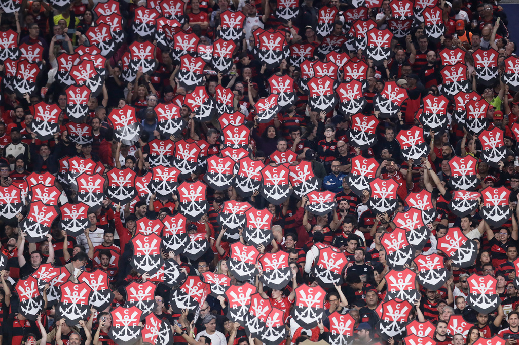 Fans of Brazil's Flamengo cheer prior to a Copa Libertadores quarterfinal second leg soccer match against Ecuador's Independiente del Valle in Rio de Janeiro, Thursday, Sept. 17, 2026. (AP Photo/Bruna Prado)