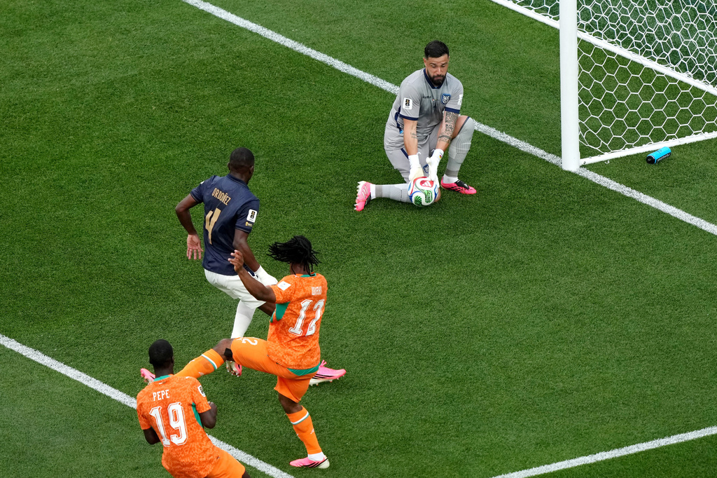Ecuador goalkeeper Hernan Galindez, right, makes a save against Ivory Coast's Elye Wahi (12) during the World Cup Group E soccer match between Ivory Coast and Ecuador in Philadelphia, Sunday, June 14, 2026. (AP Photo/Matt Rourke)