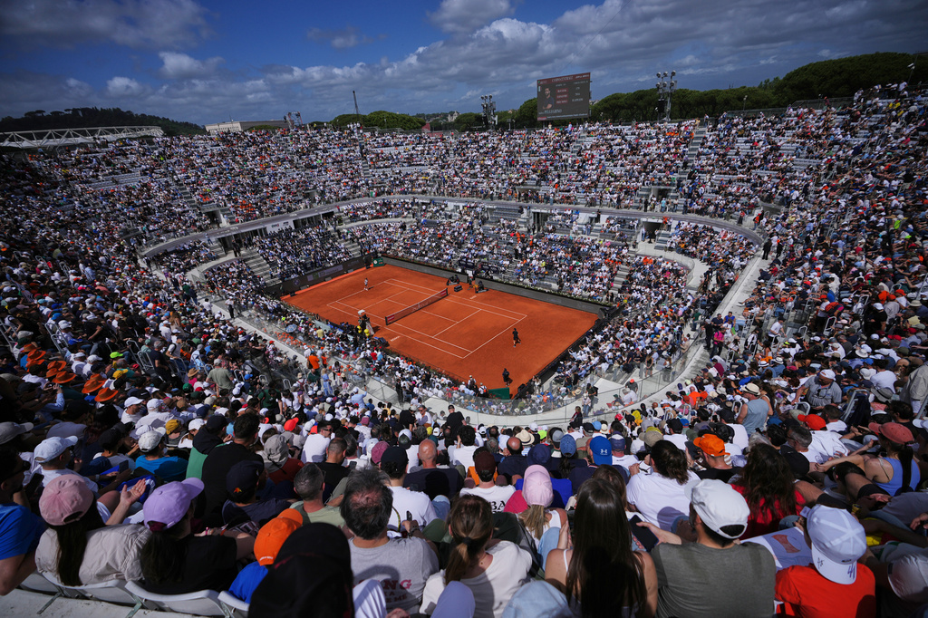 Fans watch as Italy's Jannik Sinner plays Italy's Andrea Pellegrino, during their match at the Italian Open tennis tournament in Rome, Tuesday, May 12, 2026. (AP Photo/Alessandra Tarantino)