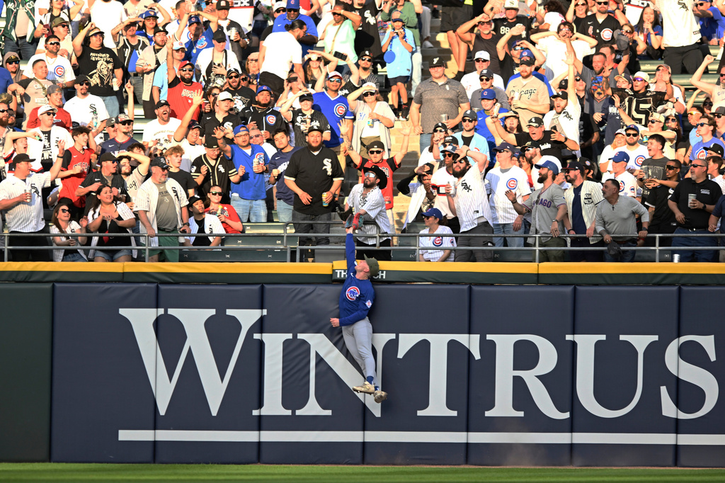 Chicago Cubs center fielder Pete Crow-Armstrong attempts to catch Chicago White Sox's Munetaka Murakami's solo home run during the third inning of a baseball game in Chicago, Saturday, May 16, 2026. (AP Photo/Paul Beaty)