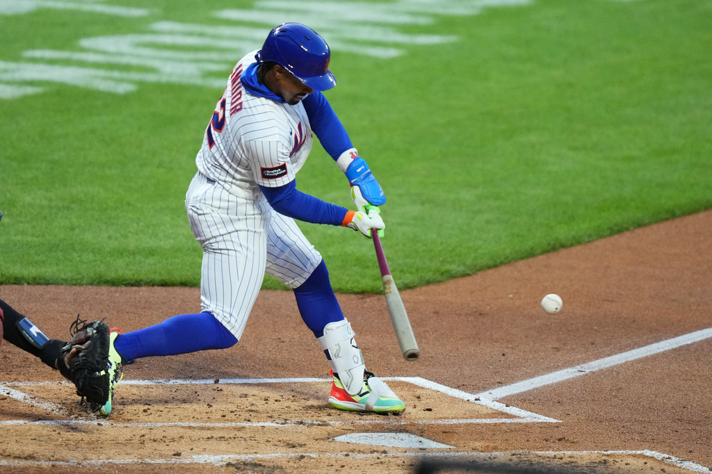 New York Mets' Francisco Lindor hits an RBI single during the first inning of a baseball game against the Minnesota Twins Wednesday, April 22, 2026, in New York. (AP Photo/Frank Franklin II)