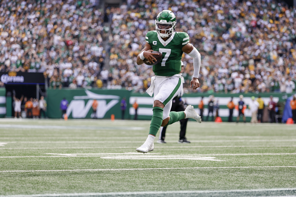 New York Jets quarterback Justin Fields high steps on his way to score a touchdown against the Pittsburgh Steelers during the second half of an NFL football game Sunday, Sept. 7, 2025, in East Rutherford, N.J. (AP Photo/Adam Hunger)