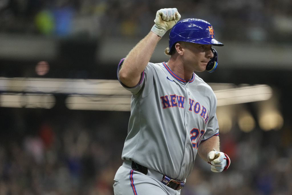 New York Mets' Pete Alonso gestures as he rounds the bases after hitting a solo home run during the second inning of a baseball game against the Milwaukee Brewers, Saturday, Aug. 9, 2025, in Milwaukee. (AP Photo/Aaron Gash)