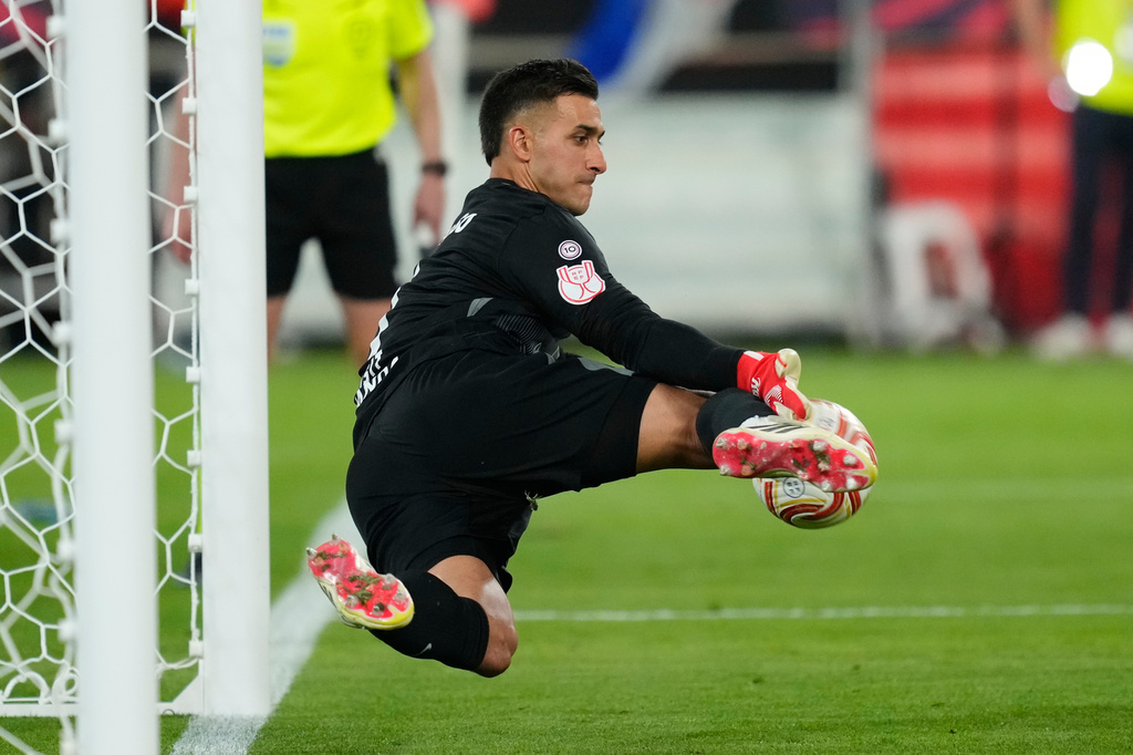 Atletico Madrid's goalkeeper Juan Musso makes a save during during the penalty shoot out at the Copa del Rey final soccer match between Atletico Madrid and Real Sociedad in Seville, Spain, Saturday, April. 18, 2026. (AP Photo/Jose Breton)