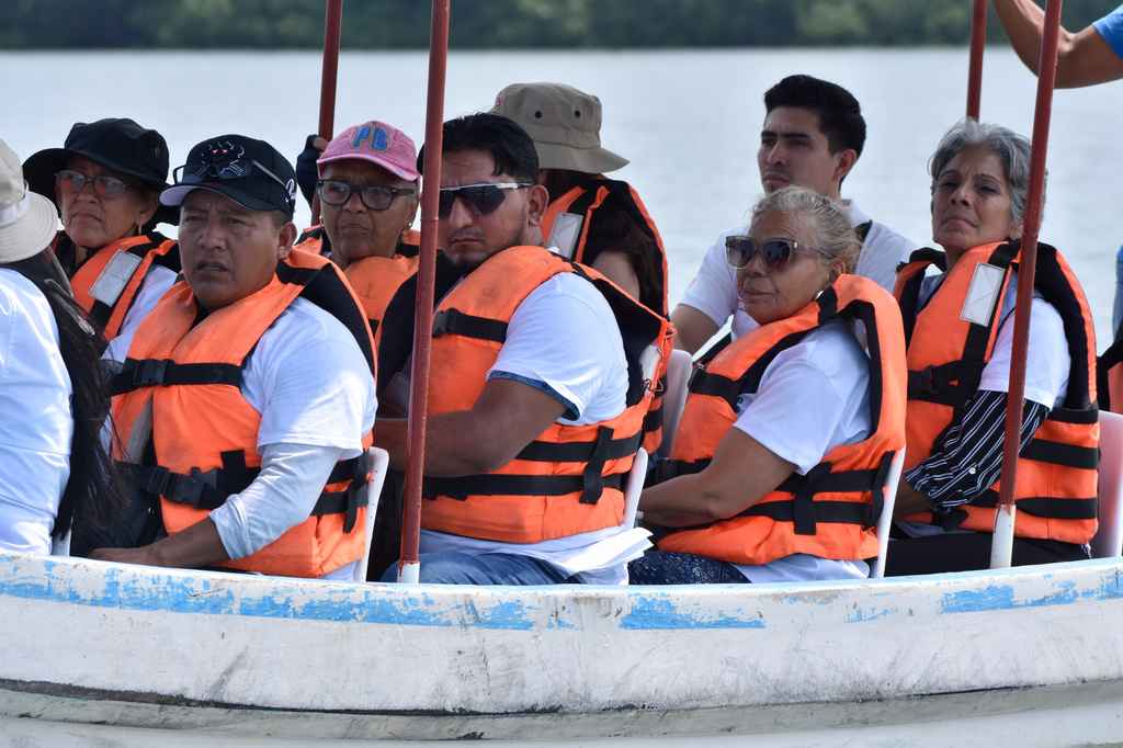 People search for migrants who vanished in late 2024 along a maritime smuggling route to the U.S., in San Jose Hueyate, Chiapas state, Mexico, Saturday, May 9, 2026. (AP Photo/Edgar H. Clemente)