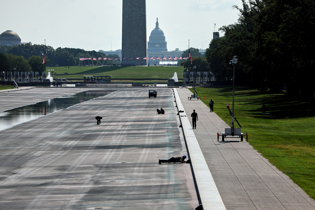 National Park Service workers work at the Lincoln Memorial Reflecting Pool, Wednesday, July 29, 2026, in Washington. (AP Photo/Rahmat Gul)