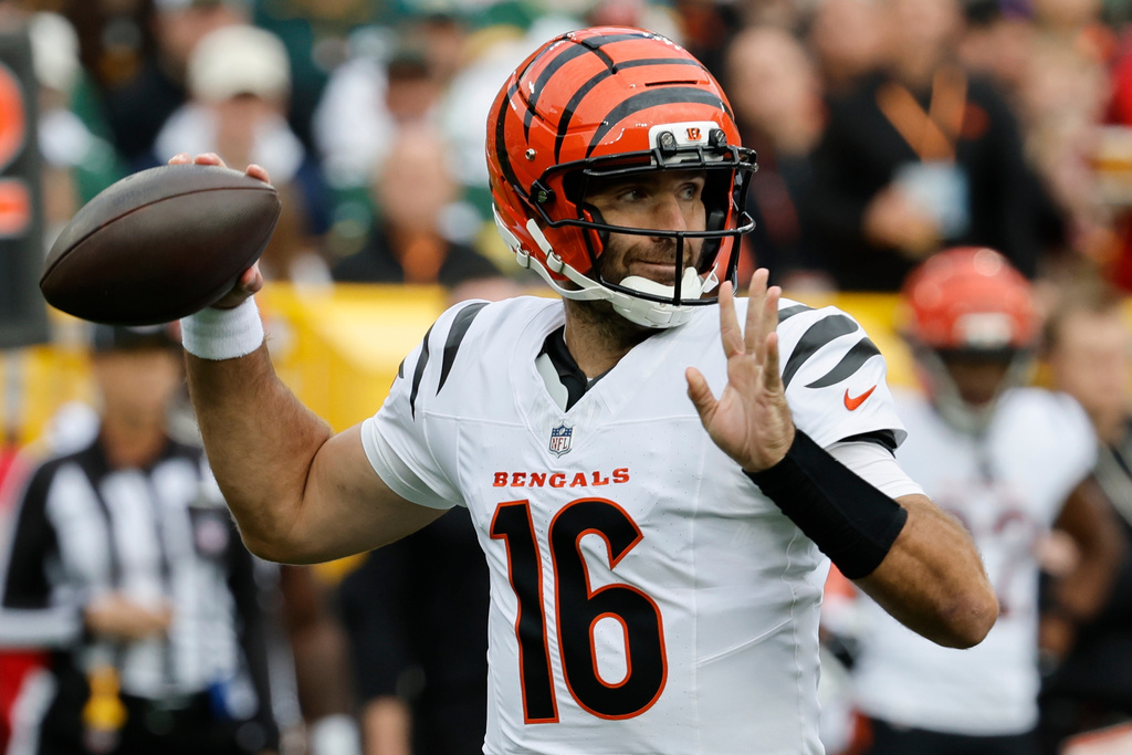 Cincinnati Bengals' Joe Flacco passes in the pocket against the Cincinnati Bengals in the first half of an NFL football game, Sunday, Oct. 12, 2025, in Green Bay, Wis. (AP Photo/Mike Roemer)