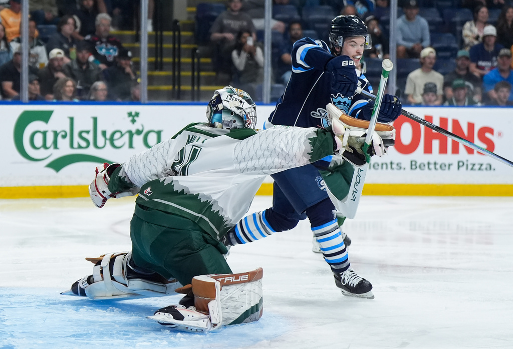 Everett Silvertips goalie Anders Miller (31) makes the save as Chicoutimi Sagueneens' Thomas Desruisseaux (17) tries to redirect the puck during the second period of a Memorial Cup hockey game in Kelowna, British Columbia, Saturday, May 23, 2026. (Darryl Dyck/The Canadian Press via AP)