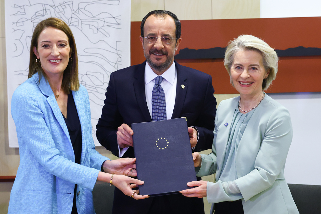 Cyprus President Nikos Christodoulides, center, European Parliament President Roberta Metsola, left, and European Commission President Ursula von der Leyen pose after signing the "One Europe, One Market" roadmap during the EU Summit in Nicosia, Cyprus, Friday, April 24, 2026. (Yves Herman, Pool Photo via AP)