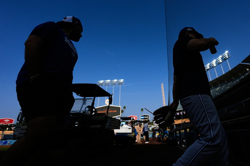 Toronto Blue Jays players work out ahead of Game 3 of the 2025 World Series against the Los Angeles Dodgers in Los Angeles, Sunday, Oct. 26, 2025. (AP Photo/Ashley Landis) Toronto Blue Jays players work out ahead of Game 3 of the 2025 World Series against the Los Angeles Dodgers in Los Angeles, Sunday, Oct. 26, 2025. (AP Photo/Ashley Landis)