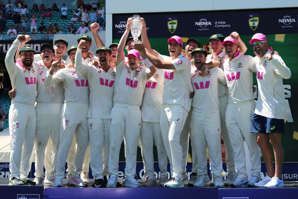 Australian team celebrate with the Ashes trophy following the final Ashes cricket test between England and Australia in Sydney, Australia, Thursday, Jan. 8, 2026. (AP Photo/Mark Baker)