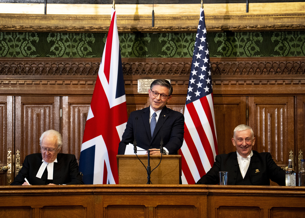 US House Speaker Mike Johnson addresses MPs in the House of Commons alongside Speaker of the House of Lords, Lord McFall, left, and Speaker of the House of Commons Sir Lindsay Hoyle, right, in Westminster, London, Tuesday Jan. 20, 2026. (Jordan Pettitt/Pool Photo via AP)