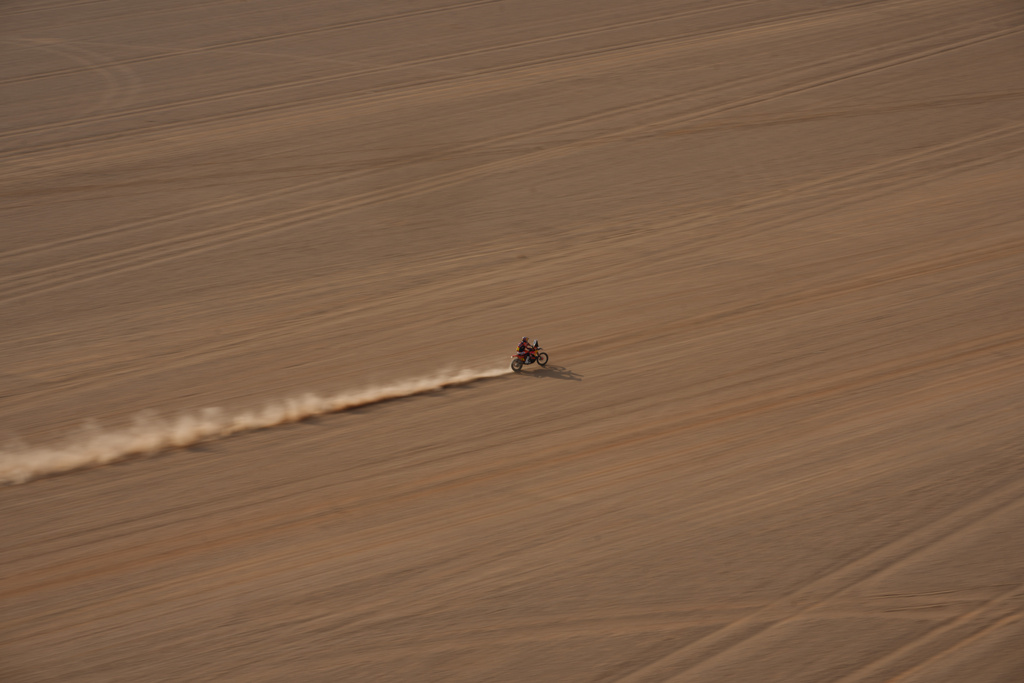 Rider Daniel Sanders competes during the eleventh stage of the Dakar Rally between Bisha and Al Henakiyah, Saudi Arabia, Thursday, Jan.15, 2026. (AP Photo/Thibault Camus)