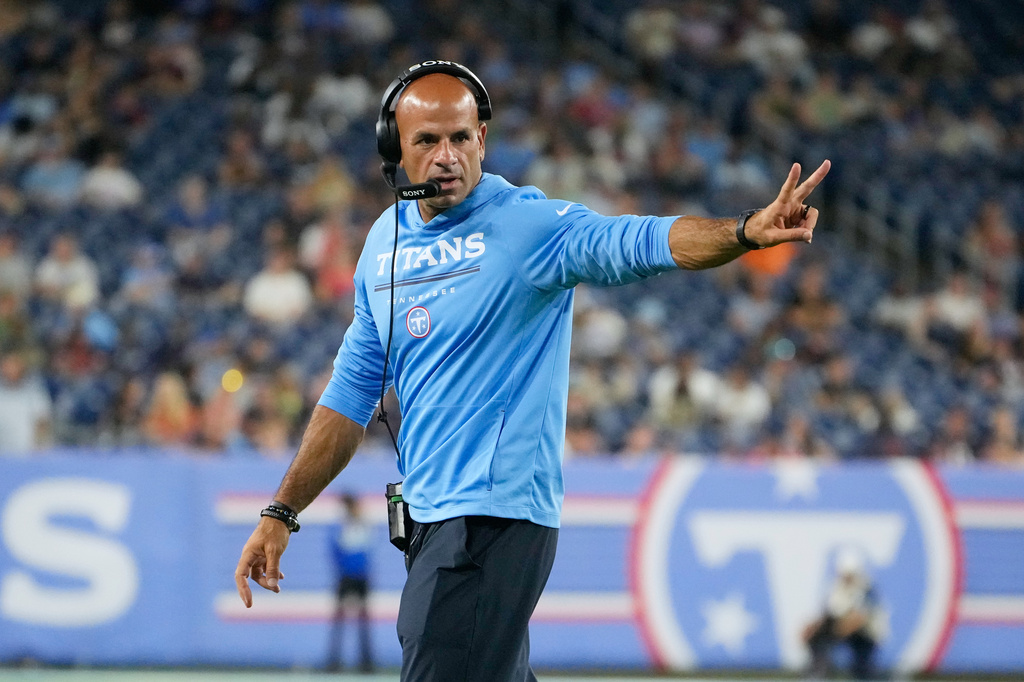 Tennessee Titans head coach Robert Saleh gestures for a 2-point conversion play against the Chicago Bears during the second half of a preseason NFL football game, Saturday, Aug. 29, 2026, in Nashville, Tenn. (AP Photo/George Walker IV)