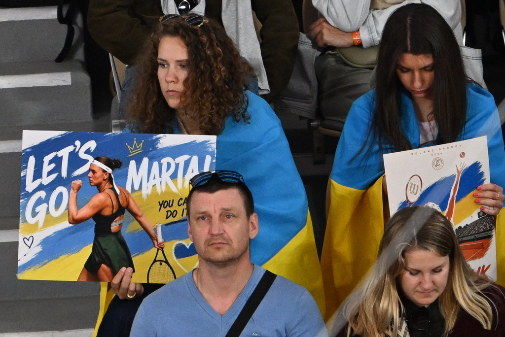 Fans supprtUkraine's Marta Kostyuk during the semifinal tennis match against Russia's Mirra Andreeva at the French Open in Paris, Thursday, June 4, 2026. (AP Photo/Emma Da Silva)