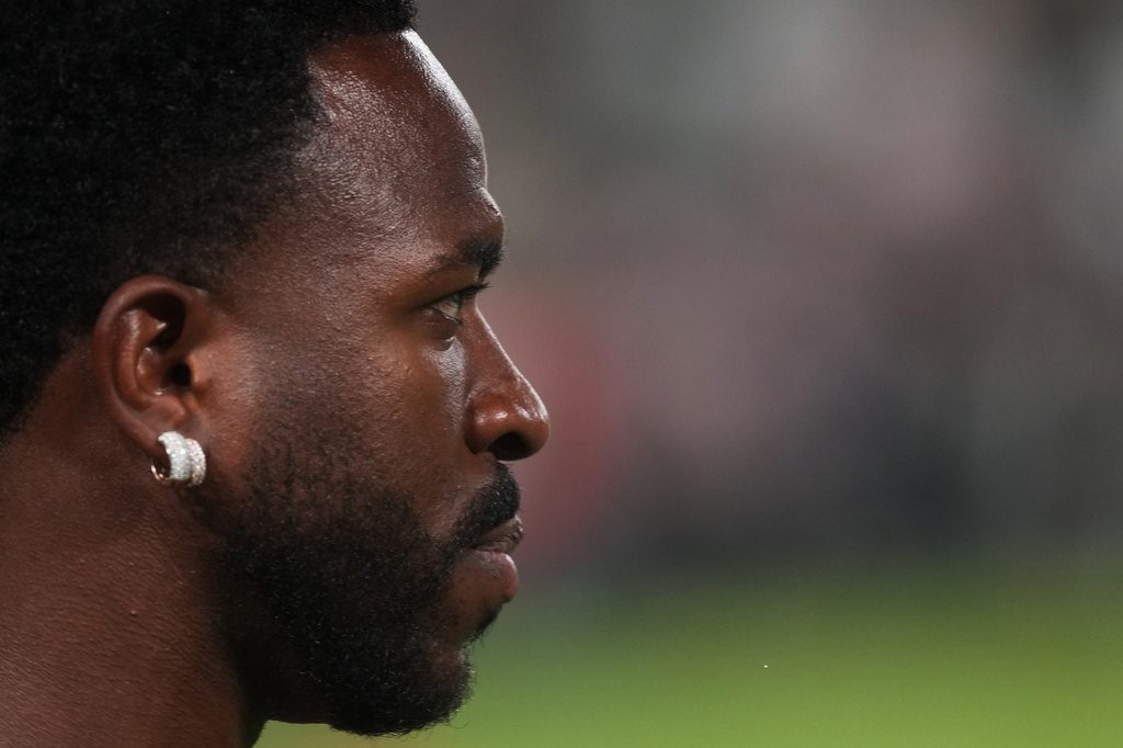 Real Madrid's Vinicius Junior warms up for the Spanish La Liga soccer match between Elche and Real Madrid in Elche, Spain, Tuesday, Sept. 15, 2026. (AP Photo/Alberto Saiz)