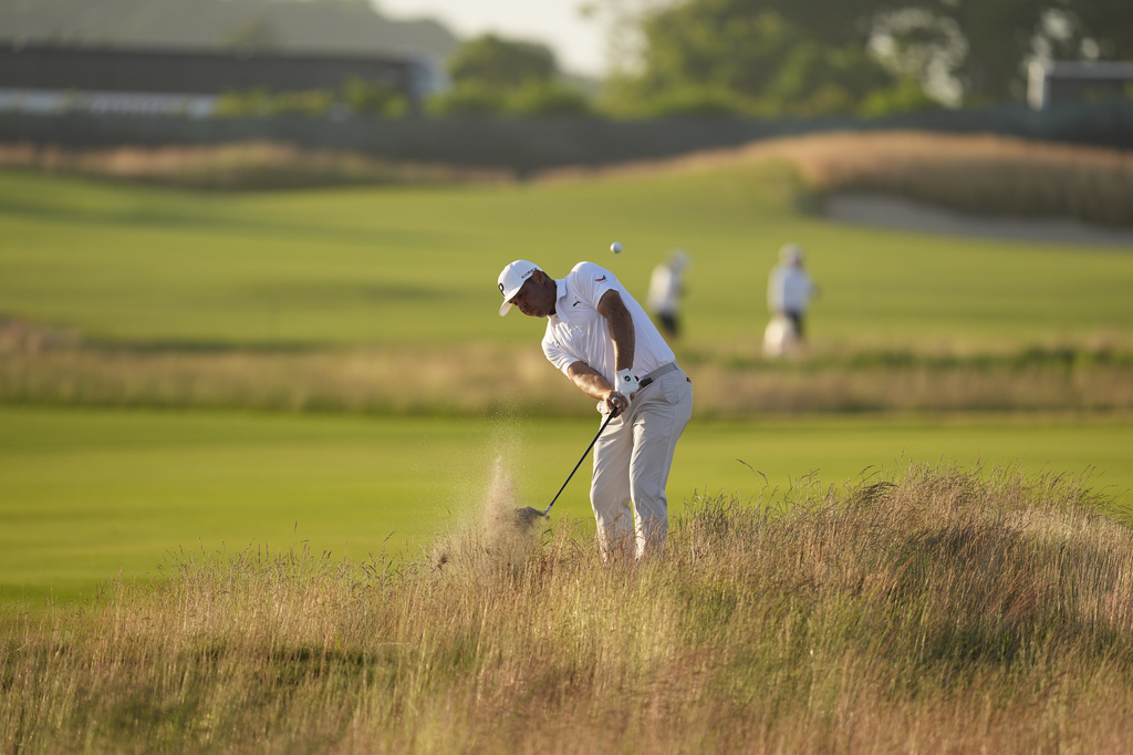 Gary Woodland hits from the tall fescue on the fourth hole during the first round of the U.S. Open golf tournament at Shinnecock Hills Golf Club in Southampton, N.Y., Thursday, June 18, 2026.(AP Photo/David J. Phillip)