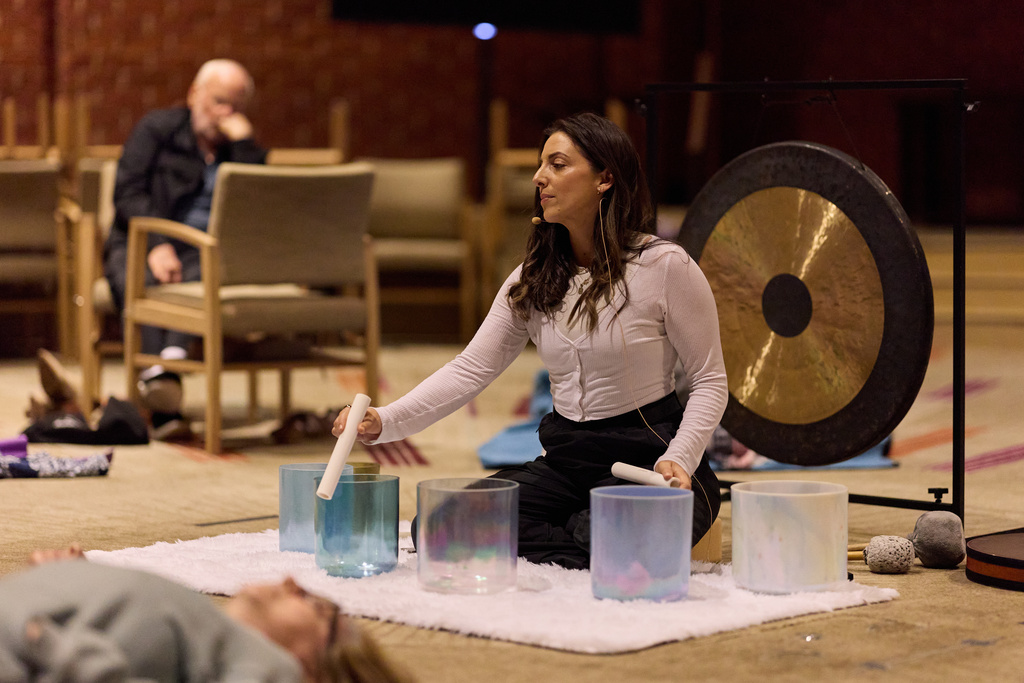 Renee Noa Harris leads a sound bath at Temple Emanuel, Saturday, Dec. 6, 2025, in Beverly Hills, Calif. (AP Photo/Allison Dinner)