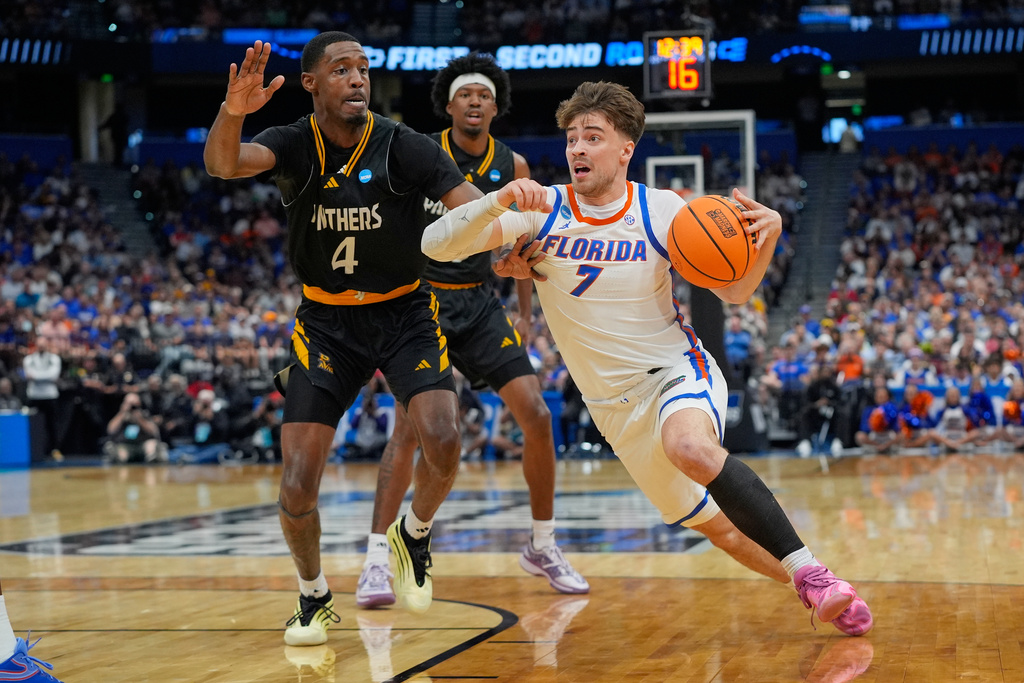 Florida guard Urban Klavzar (7) drives past Prairie View A&M forward Corey Dunning (4) during the first half in the first round of the NCAA college basketball tournament, Friday, March 20, 2026, in Tampa, Fla. (AP Photo/John Raoux)