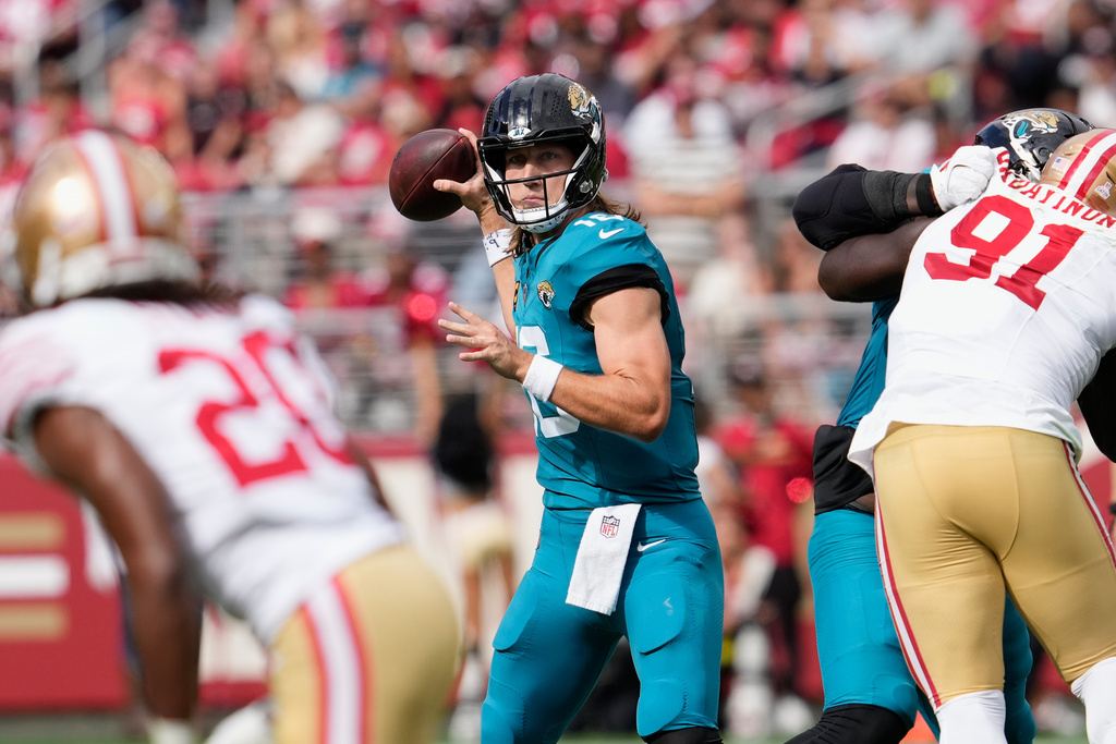 Jacksonville Jaguars quarterback Trevor Lawrence passes against the San Francisco 49ers during the second half of an NFL football game in Santa Clara, Calif., Sunday, Sept. 28, 2025. (AP Photo/Godofredo A. Vásquez)
