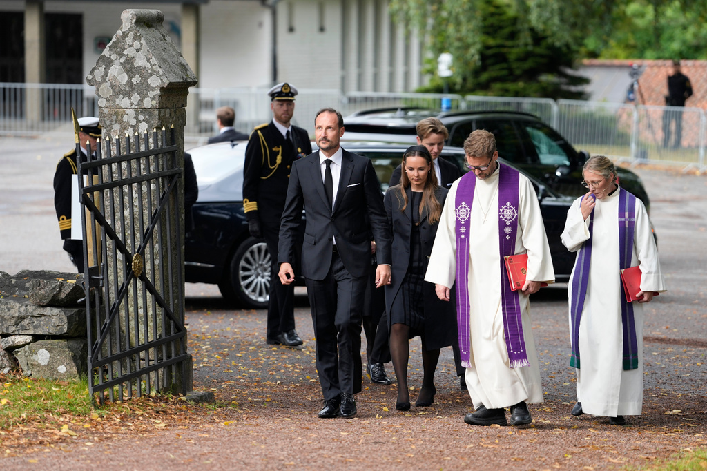 Norway's King Haakon, left, Princess Ingrid Alexandra, second left, Queen Sonja and Prince Sverre Magnus lead the mourning service for King Harald in Asker church, Asker, Norway, Sunday Aug. 30, 2026. (Javad Parsa/NTB via AP)