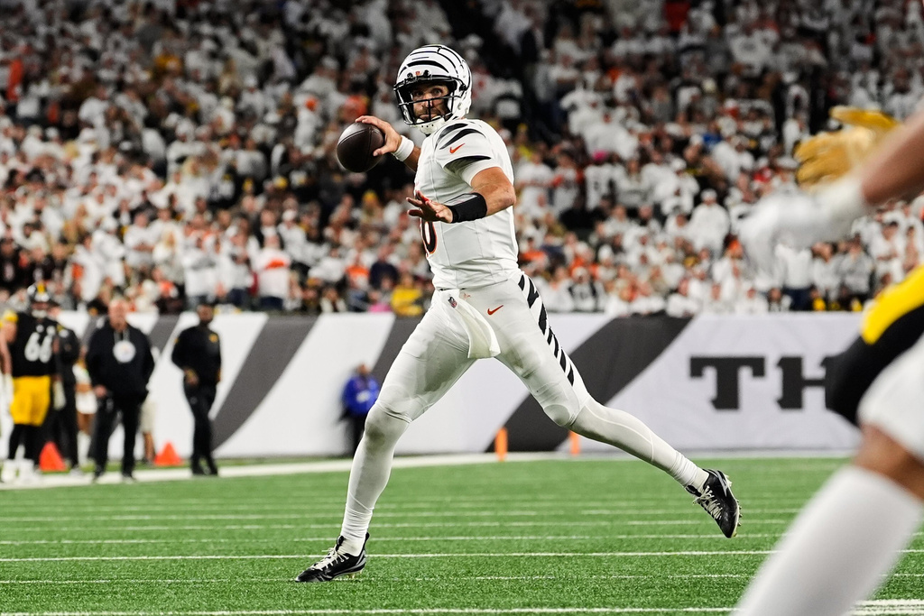 Cincinnati Bengals quarterback Joe Flacco looks to throw a pass during the second half of an NFL football game against the Pittsburgh Steelers in Cincinnati ,Thursday, Oct. 16, 2025. (AP Photo/Jeff Dean)