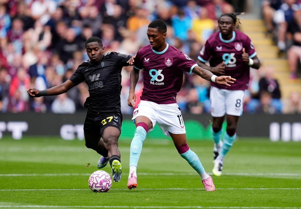 Burnley's Jaidon Anthony, center, and Sunderland's Noah Sadiki, left, battle for the ball during their English Premier League soccer match at Turf Moor, Burnley, England, Saturday, Aug. 23, 2025. (Nick Potts/PA via AP)