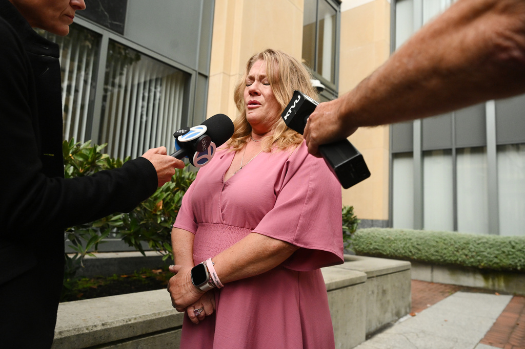 Victoria Hicks gets emotional after talking about her daughter with the media outside court after tech giant Meta agreed to pay $17 billion as part of a settlement to end a landmark trial over teen social media addiction on Wednesday, Aug. 26, 2026, in Oakland, Calif. (AP Photo/Noah Berger)