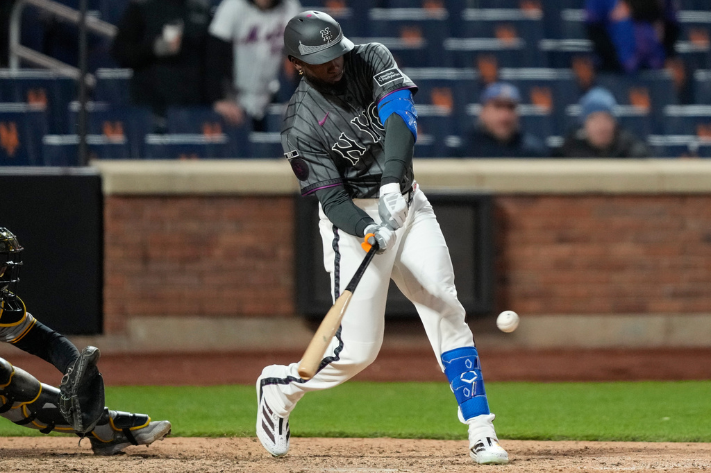 New York Mets center fielder Luis Robert Jr. (88) hits a three run home run during the eleventh inning of a baseball game against the Pittsburgh Pirates, Saturday, March 28, 2026, in New York. (AP Photo/Yuki Iwamura)