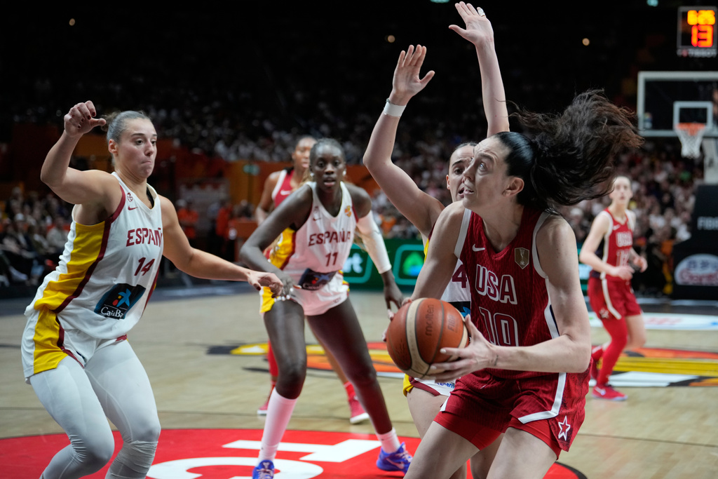 Breanna Stewart, of the United States, goes for a sshot over Spain's Raquel Carrera during the Women's Basketball World Cup semifinal match between the United States and Spain in Berlin, Saturday, Sept. 12, 2026. (AP Photo/Ebrahim Noroozi)