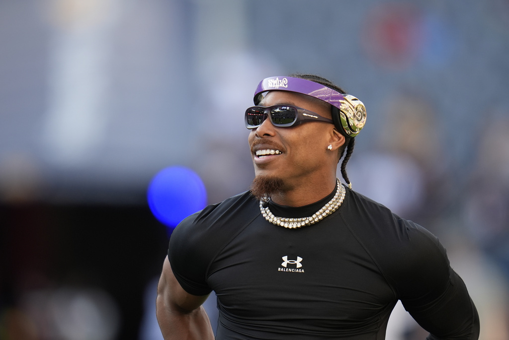 Minnesota Vikings wide receiver Justin Jefferson warms up before an NFL football game against the Chicago Bears Monday, Sept. 8, 2025, in Chicago. (AP Photo/Erin Hooley)
