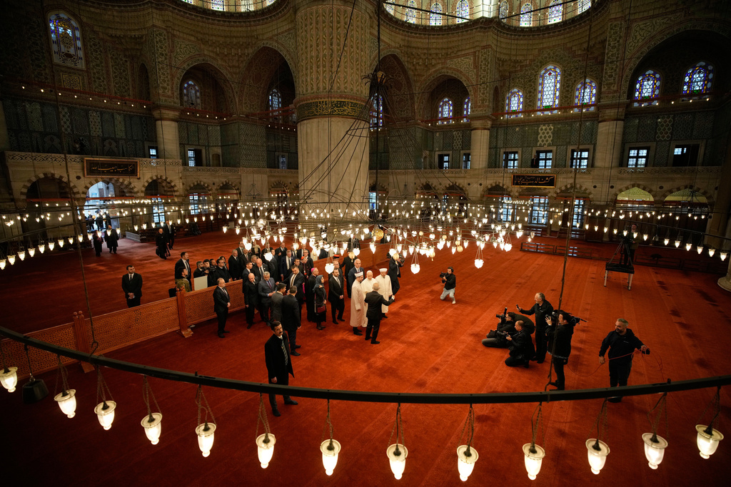 Pope Leo XIV visits the Ottoman-era Sultan Ahmed or Blue Mosque, in Istanbul, Turkey, Saturday, Nov. 29, 2025. (AP Photo/Emrah Gurel)