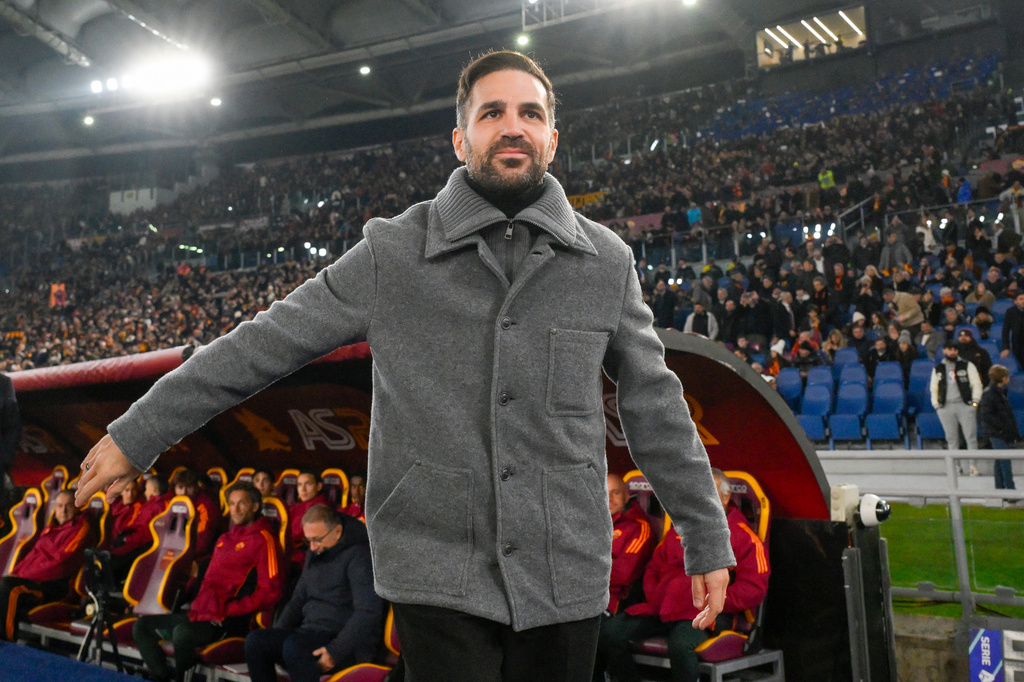 Como's head coach Cesc Fabregas watches during the Serie A soccer match between AS Roma and Como 1907 at Rome's Olympic stadium, Italy, Monday, Dec. 15, 2025. (Fabrizio Corradetti/LaPresse via AP)