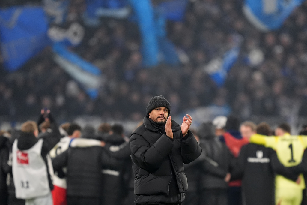 Munich's head coach Vincent Kompany applauds after the German Bundesliga soccer match between Hamburger SV and FC Bayern Munich in Hamburg, Germany, Saturday, Jan. 31, 2026. (Marcus Brandt/dpa via AP)