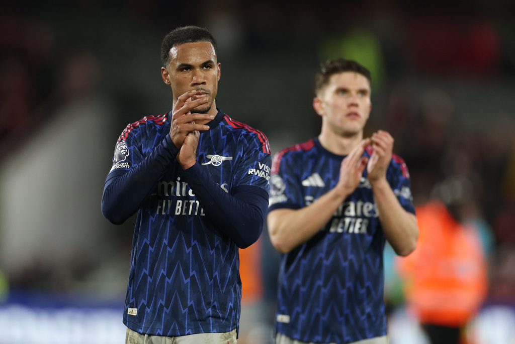 Arsenal's Gabriel, left, and Viktor Gyoekeres leave the pitch after the English Premier League soccer match between Brentford and Arsenal in London, Thursday, Feb. 12, 2026. (AP Photo/Ian Walton)