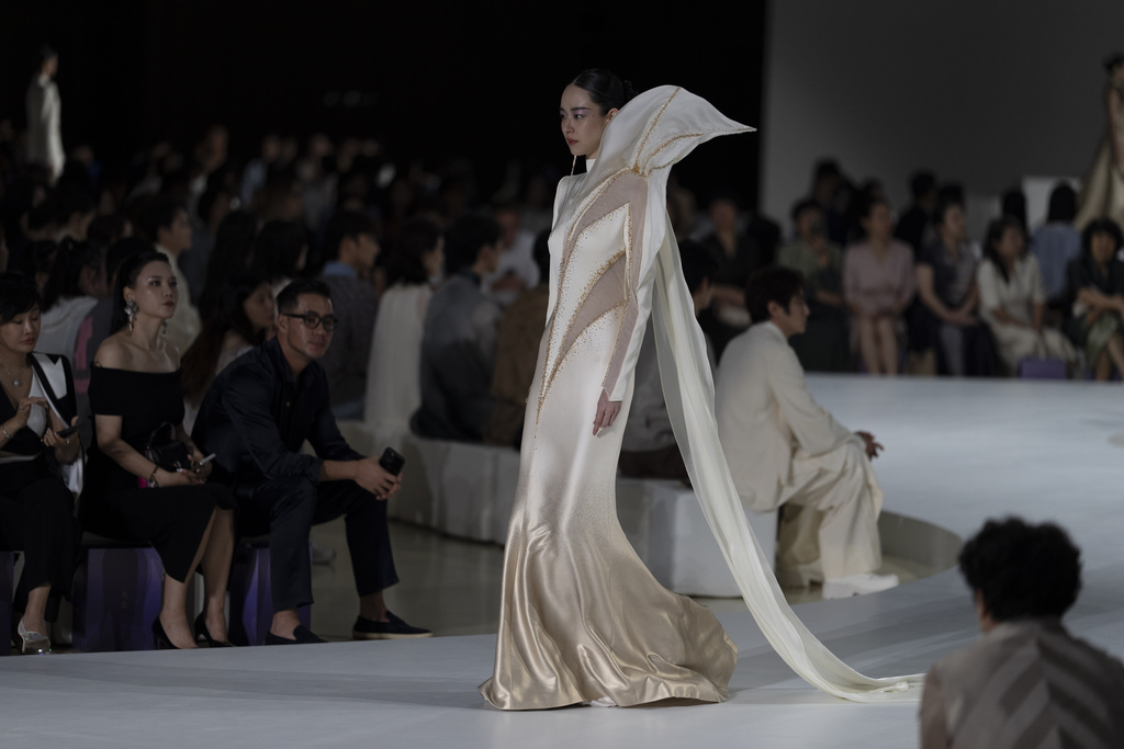 A model shows the latest fashion during Misuity SS2026 China Fashion Week opening show held on the outskirts of Beijing, China, Friday, Sept. 5, 2025. (AP Photo/Ng Han Guan)