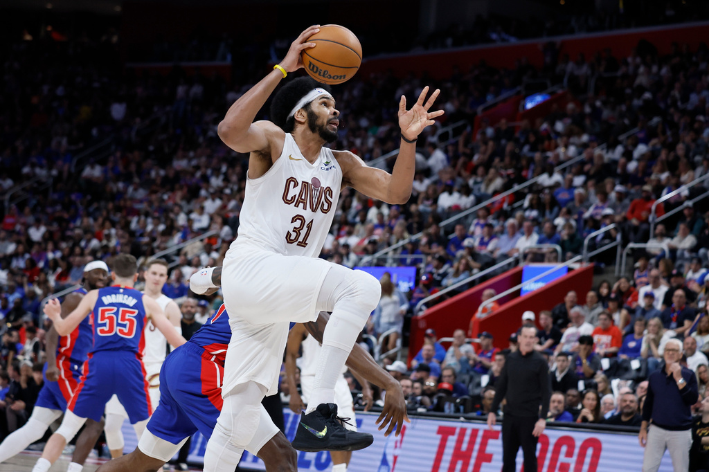 Cleveland Cavaliers center Jarrett Allen (31) goes to the basket against Detroit Pistons during the second half of Game 7 in a second-round NBA basketball playoffs series Sunday, May 17, 2026, in Detroit. (AP Photo/Duane Burleson)