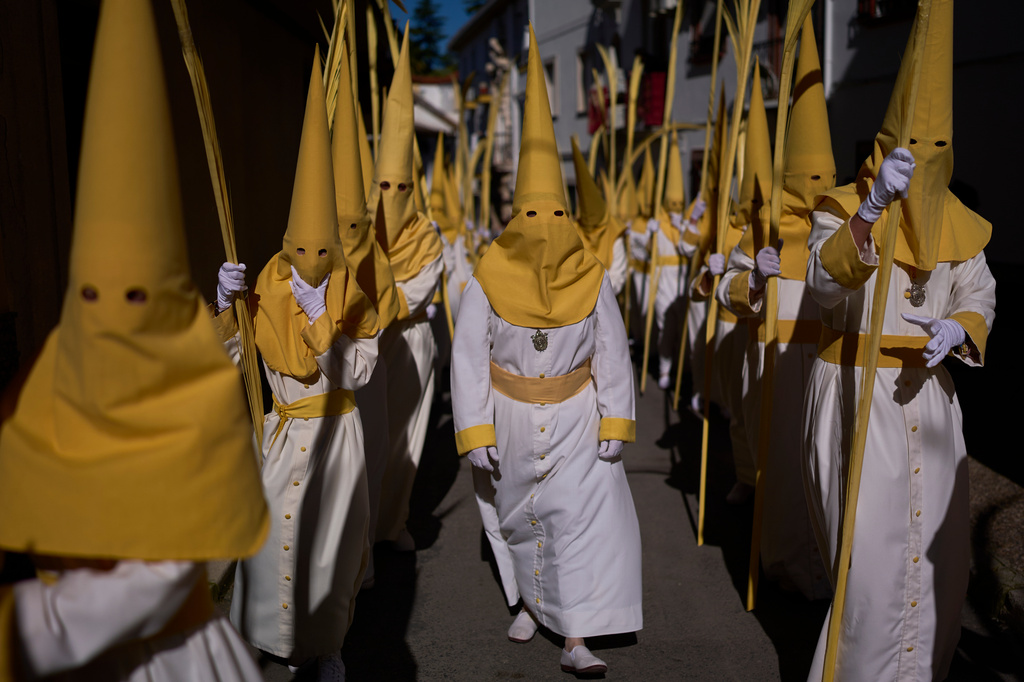 Penitents of the "Pollinita" brotherhodod take part in a Holy Week procession in Cabra, southern Spain, Sunday, March 29, 2026. (AP Photo/Manu Fernandez)