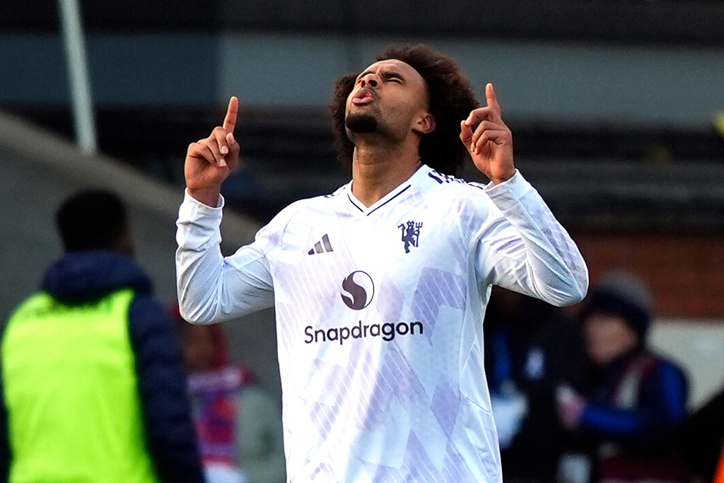 Manchester United's Joshua Zirkzee celebrates scoring during the English Premier League soccer match between Crystal Palace and Manchester United in London, Sunday Nov. 30, 2025. (Jordan Pettitt/PA via AP)
