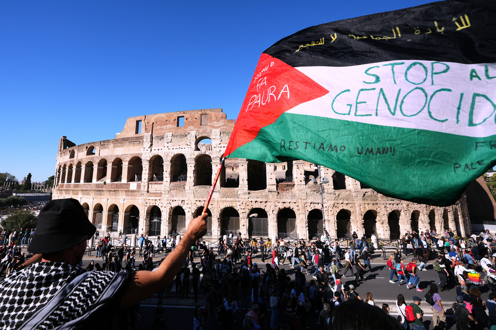 Pro-Palestinian demonstrators pass in front of Rome's Colosseum, Saturday, Oct. 4, 2025, during a march calling for an end to the war in Gaza. (AP Photo/Alessandra Tarantino)