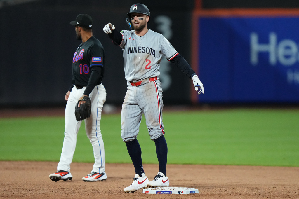 Minnesota Twins' Kody Clemens (2) gestures to Luke Keaschall after Keaschall hit an RBI single during the ninth inning of a baseball game against the New York Mets Tuesday, April 21, 2026, in New York. (AP Photo/Frank Franklin II)