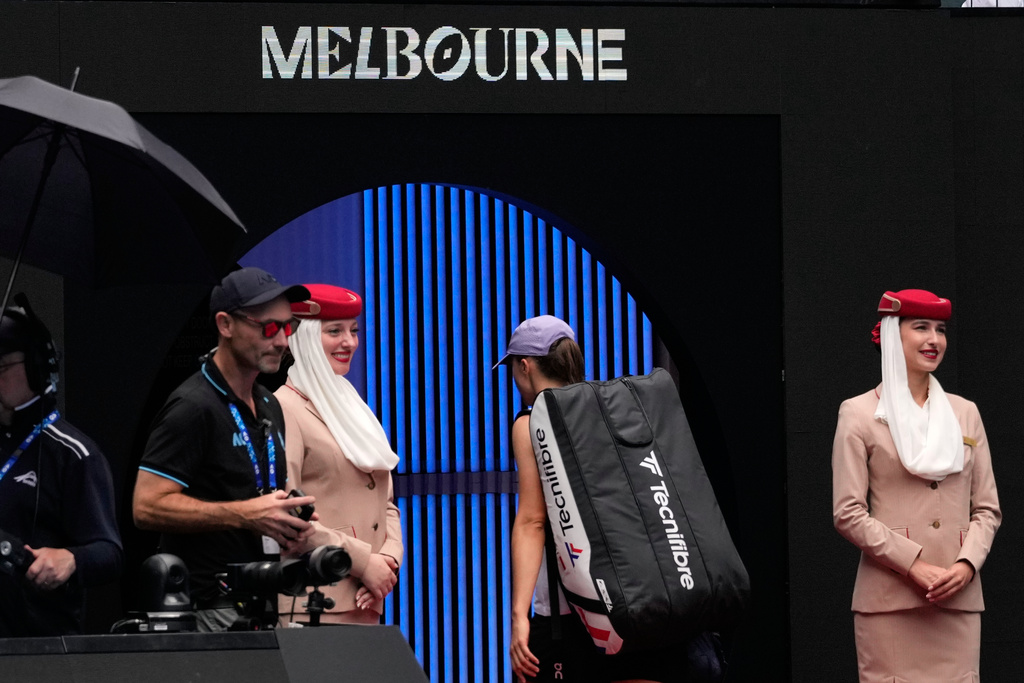 Iga Swiatek of Poland walks from the court following her quarterfinal loss to Elena Rybakina of Kazakhstan at the Australian Open tennis championship in Melbourne, Australia, Wednesday, Jan. 28, 2026. (AP Photo/Aaron Favila)