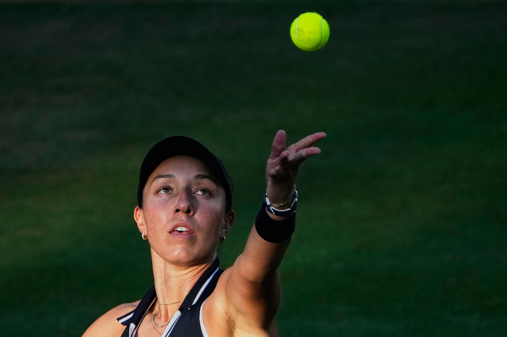 Jessica Pegula of the U.S tosses the ball in the air to serve as she plays against Czech Republic's Linda Noskova during the final match at the WTA 500 Berlin Open tennis tournament at the Steffi Graf Stadium in Berlin, Sunday, June 21, 2026. (AP Photo/Ebrahim Noroozi)