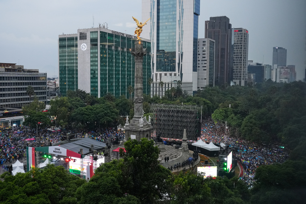 Soccer fans gather for a watch party for the World Cup soccer match between Mexico and Ecuador, at the base of the Angel of Independence monument in Mexico City, Tuesday, June 30, 2026. (AP Photo/Marco Ugarte)