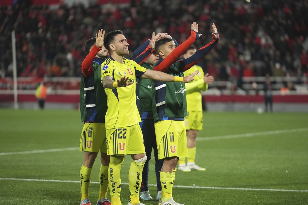 Players of Universidad de Chile try to calm down their fans during a Copa Sudamericana round of sixteen second leg soccer match against Argentina's Independiente at the Libertadores de America stadium in Avellaneda, Argentina, Wednesday, Aug. 20, 2025. (AP Photo/Gustavo Garello)