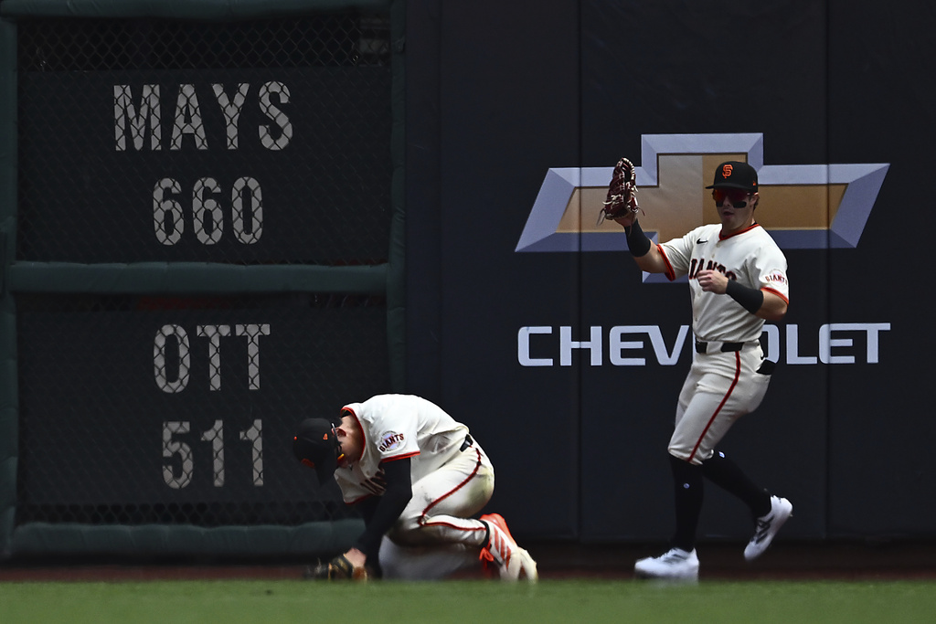 San Francisco Giants center fielder Jung Hoo Lee catches a ball between his legs hit by Tampa Bay Rays designated hitter Yandy Diaz in the fourth inning of a baseball game at Oracle Park in San Francisco, Sunday, Aug. 17, 2025. (Jose Carlos Fajardo/Bay Area News Group via AP)