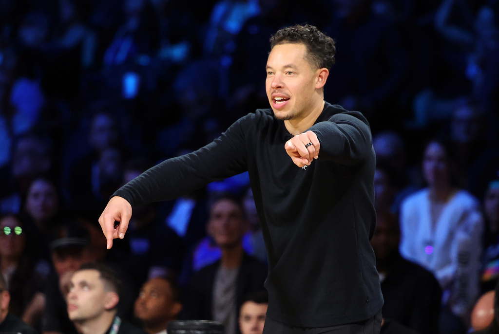 San Antonio Spurs head coach Mitch Johnson calls to his team in the second half of an NBA Cup semifinals basketball game against the Oklahoma City Thunder, Saturday, Dec. 13, 2025, in Las Vegas. (AP Photo/Ronda Churchill)