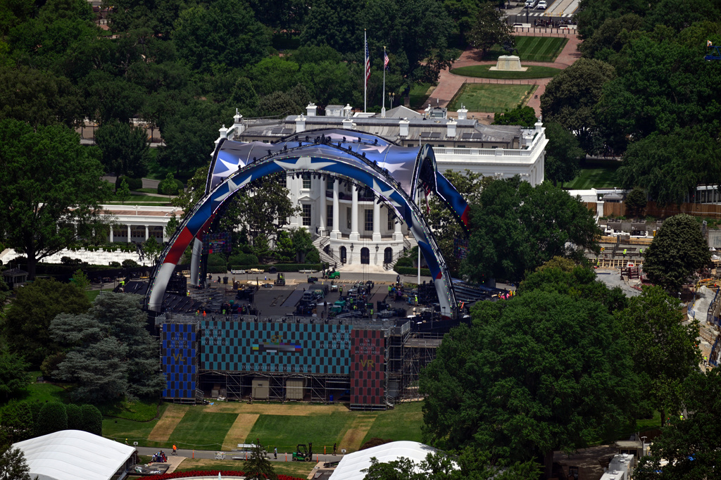 Construction continues on the arena on the South Lawn of the White House for a future UFC mixed martial arts fight, Saturday, June 6, 2026, in Washington. (AP Photo/John McDonnell)